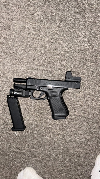 Afbeelding 2 van Glock 19 + red dot