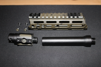 Afbeelding 4 van Action Army AAP01 MLOK SMG HANDGUARD aluminium (zwarte base, olive drab spray painted)