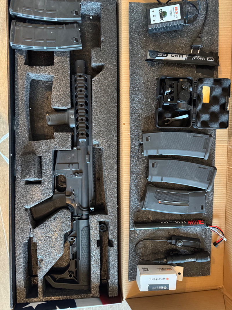 Afbeelding 1 van SPECNA ARMS SA-E05-L EDGE + 5 mags (1x EPM , 2x specna , 2x evolution) + RED DOT + Flashlight