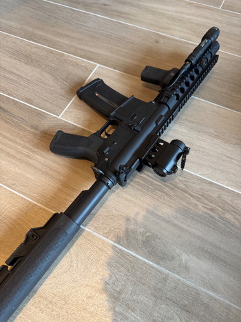 Afbeelding 2 van SPECNA ARMS SA-E05-L EDGE + 5 mags (1x EPM , 2x specna , 2x evolution) + RED DOT + Flashlight