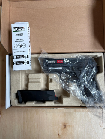 Imagen 2 de (nieuw) Swiss Arms Navy .40 P229 GBB - Black - Cybergun / Armorer Works + extra mag