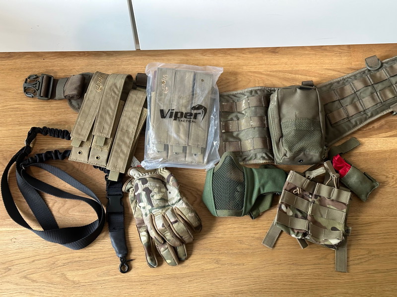 Image 1 for Battle belt + pouches + misc