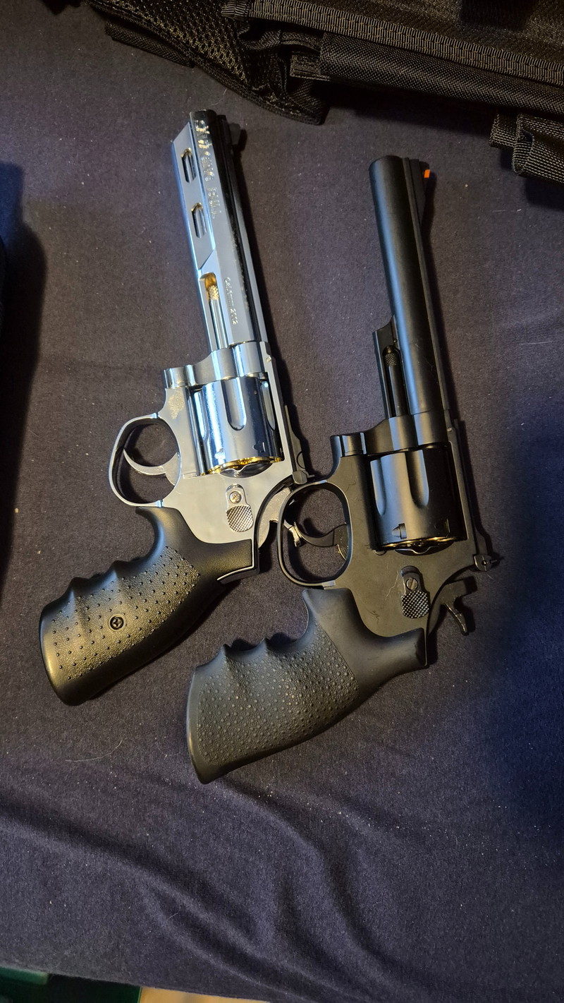 Afbeelding 1 van Airsoft revolvers rest van de items krijg je er gratis bij!!!