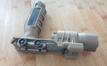 Imagen 2 de SureFire's desert tan Vertical Foregrip LED WeaponLight