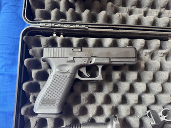 Afbeelding 3 van H&K 416D (AEG) + iron visier + vertikal Griff + Winkelgriff + 6x Magazin + Glock 17 gen 5 (GBB) + Koffer