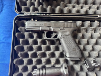 Afbeelding 4 van H&K 416D (AEG) + iron visier + vertikal Griff + Winkelgriff + 6x Magazin + Glock 17 gen 5 (GBB) + Koffer
