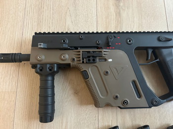 Bild 2 für Krytac Kriss Vector met 3 magazijnen, Lipo accu en verlengde batterij cover
