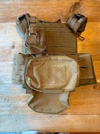 Imagen 2 de Coyote Plate Carrier + Pouches - Invader Gear