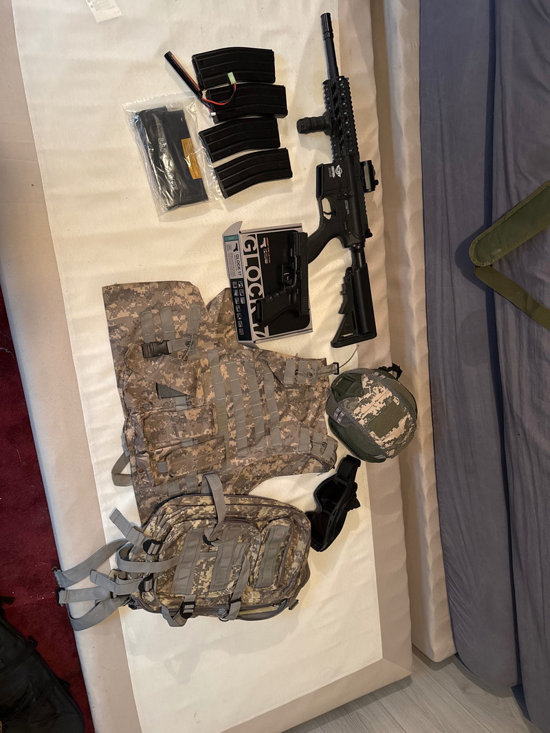 Afbeelding 1 van Complete Airsoft set met kleding en accessoires!