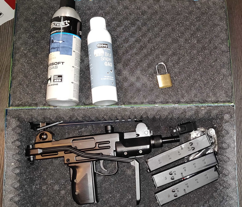 Image 1 for UZI (Full metal, CO2 GBB, 2 CO2 mags, 1 Greengas magazijn makkelijk terug te zetten naar CO2, FPS: 350-400 CO2, 250-300 Greengas) + metalen kist met slot.