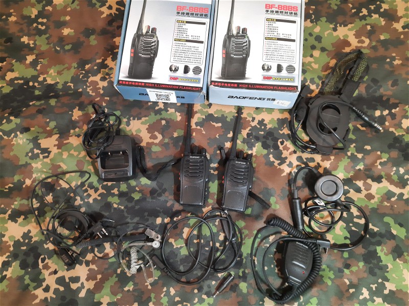 Afbeelding 1 van tweemaal Boafeng bf 888s radioset met headsets en accesoires