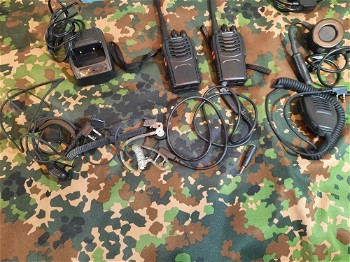 Afbeelding 2 van tweemaal Boafeng bf 888s radioset met headsets en accesoires