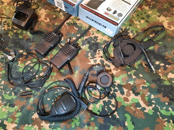 Afbeelding 3 van tweemaal Boafeng bf 888s radioset met headsets en accesoires