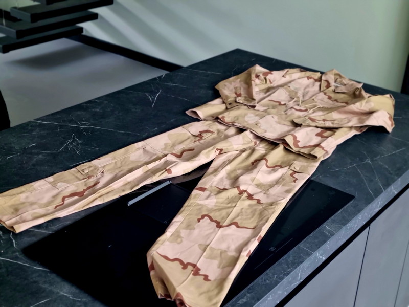 Bild 1 für Broek + shirt voorzien van desert camo