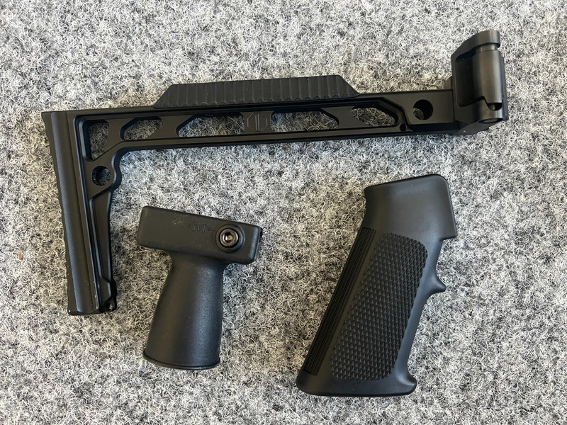 Afbeelding 1 van 1913 stock, pistol grip and picatinny foregrip