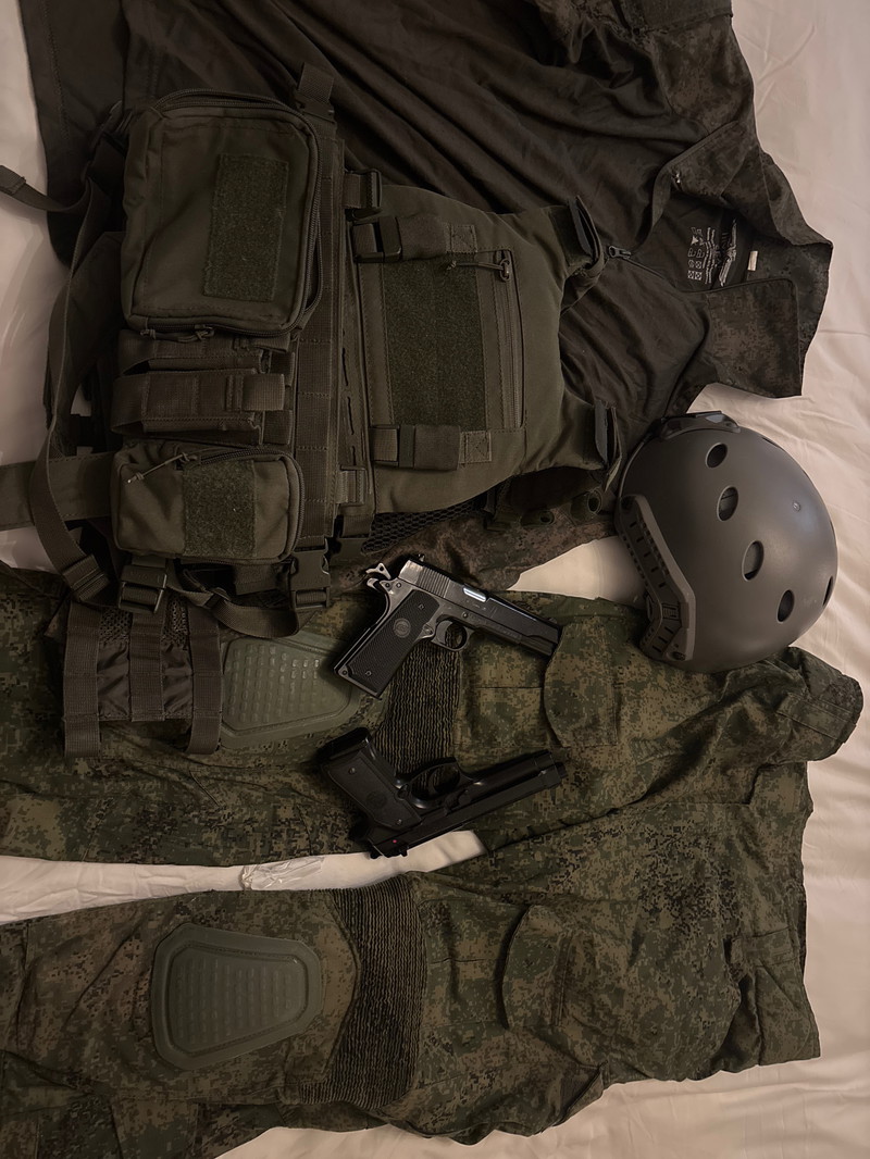 Imagen 1 de invaders gear camo set with vest,carrier,two pistols and a helmet