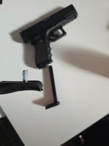 Imagen 2 de Umarex Glock 19 met 6 CO2-patronen en +/- 4.900 4.5mm steel BBs