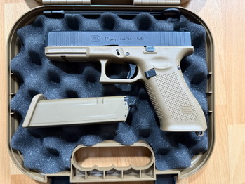 Afbeelding 2 van Umarex Glock 17 Gen5 French Edition GBB (Schwarz/Coyote) + BBs