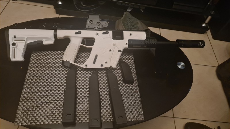 Image 1 pour Limited Edition Alpine White Krytac Vector for Sale! Battery, Charger plus attachments & Magazines included.