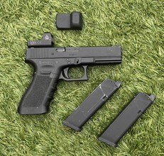Image for Umarex Glock 17 (GBB) + UTG red dot + 2 mags aan