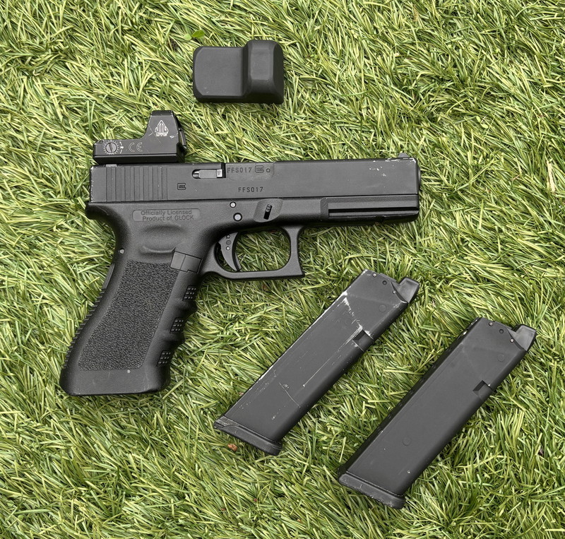 Image 1 for Umarex Glock 17 (GBB) + UTG red dot + 2 mags aan