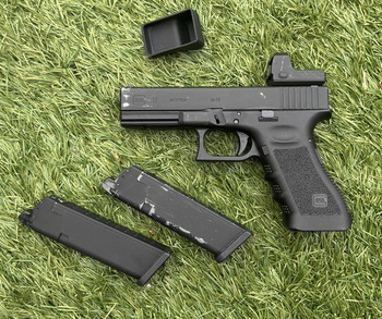 Image 2 for Umarex Glock 17 (GBB) + UTG red dot + 2 mags aan