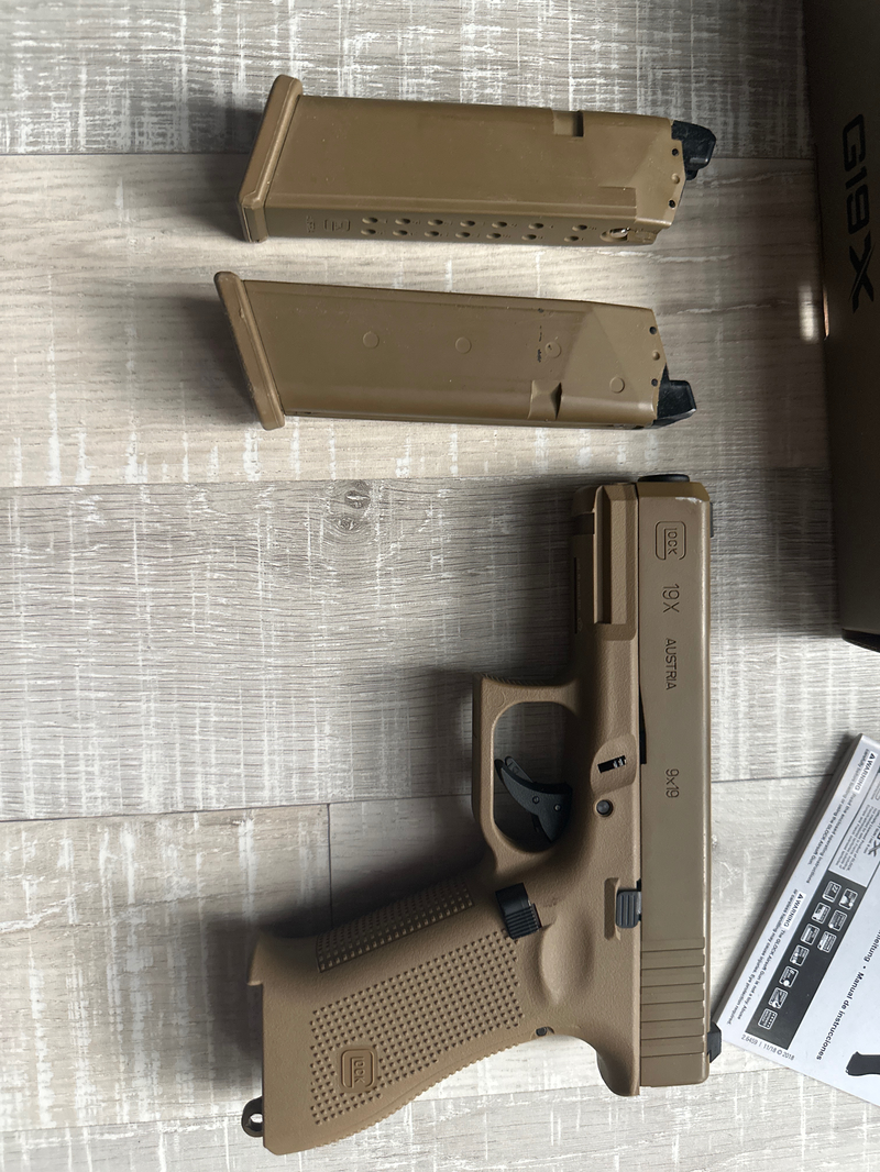 Image 1 for Glock desert tan umarex met twee magazijnen en green gas