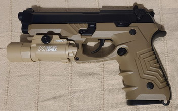 Afbeelding van M9 GripTac Airsoftpistole Vollmetall GBB coyote inkl. Tactical LEd Lamp