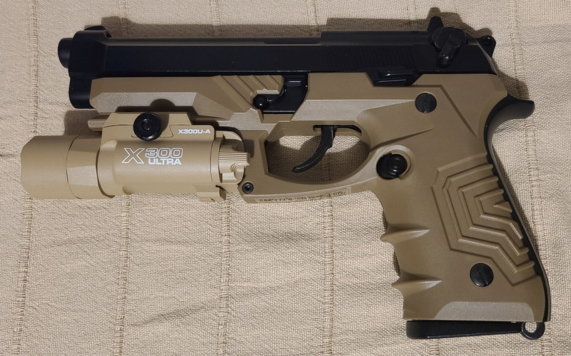 Afbeelding 1 van M9 GripTac Airsoftpistole Vollmetall GBB coyote inkl. Tactical LEd Lamp