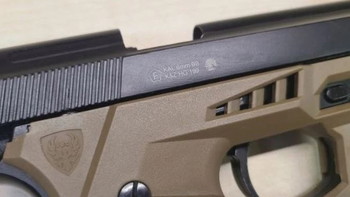 Afbeelding 2 van M9 GripTac Airsoftpistole Vollmetall GBB coyote inkl. Tactical LEd Lamp