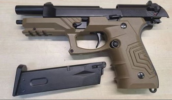Afbeelding 3 van M9 GripTac Airsoftpistole Vollmetall GBB coyote inkl. Tactical LEd Lamp
