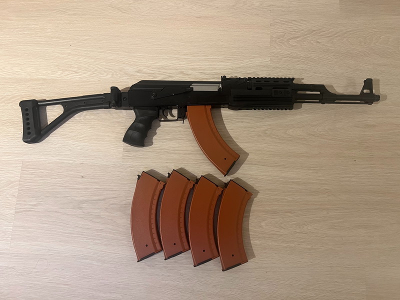 Bild 1 für CYMA AK47 with 5 mags