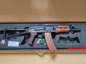 Bild für E&L AKs74u Essential full metal met real wood non-mosfet. Nieuw in doos compleet!