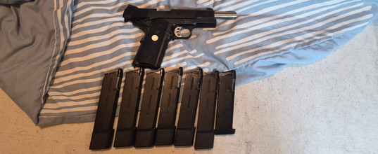 Bild für Army Armanent R27 1911 pistool met 7 Mags en defect R32 Darkstorm voor onderdelen