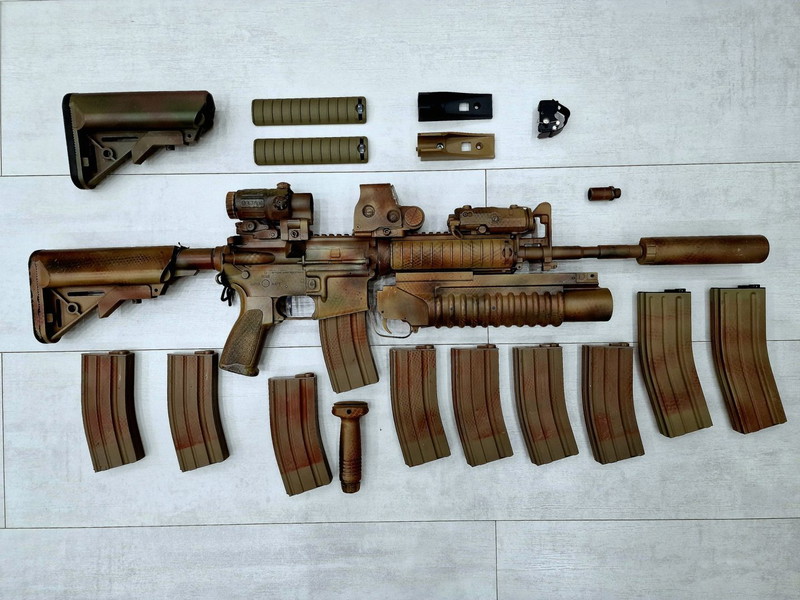 Bild 1 für RRA (Rock River Arms) branded, full tuning custom painted solid metal body M4A1 for sale with everything you see in the picture.