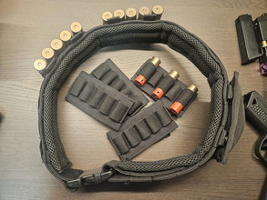 Afbeelding van action army aap hpa shotgunshell adapter met shotgun shells en belt