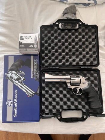 Afbeelding 2 van SW model 629 classic 5 inch plus 25 co2 capsules