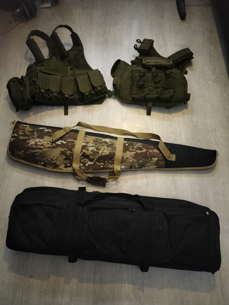 Image 1 for 2 plate carriers & 2 tassen