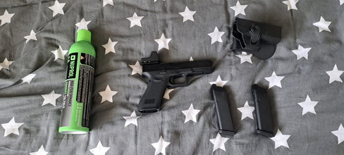 Afbeelding van Glock 17 Gen 5 - GBB - Umarex. met RED dot, green gas en extra magazijn.
