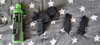 Afbeelding 2 van Glock 17 Gen 5 - GBB - Umarex. met RED dot, green gas en extra magazijn.