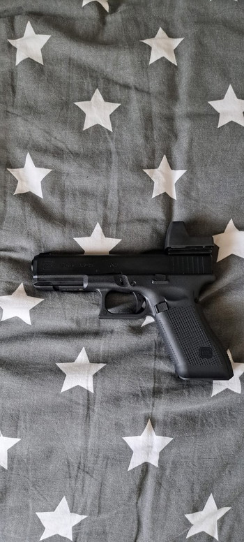 Afbeelding 3 van Glock 17 Gen 5 - GBB - Umarex. met RED dot, green gas en extra magazijn.