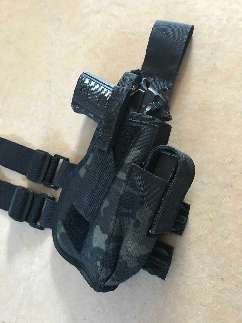 Afbeelding 1 van Pistol leg holster | Quick draw met magpouch | black camo