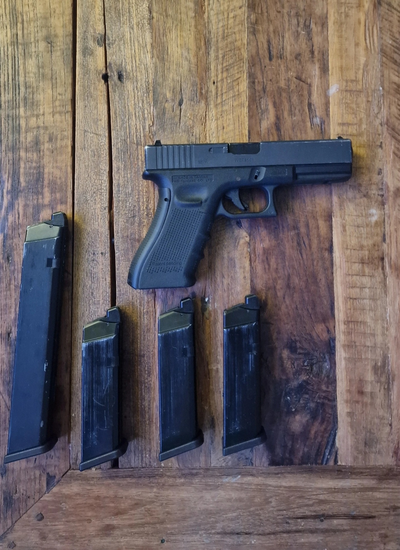 Afbeelding 1 van Full auto Glock + 4 magazijnen