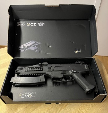 Image 5 pour Scorpion CZ EVO 3A1, ASG. AEG submachine replica. met accessoires. 6mm cal.2400g 425mm cqb/623 SMG, cap 75 incl 2x batterij/ red dot/ onder houd