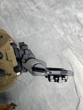 Afbeelding 2 van Cadex Low Profile Flip-up NVG Mount with Break-Away