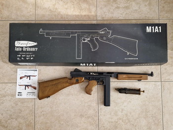 Afbeelding 2 van De Cybergun Thompson M1A1 GBB in originele doos. Vraagprijs 275 Euro.