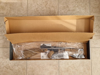 Afbeelding 5 van De Cybergun Thompson M1A1 GBB in originele doos. Vraagprijs 275 Euro.