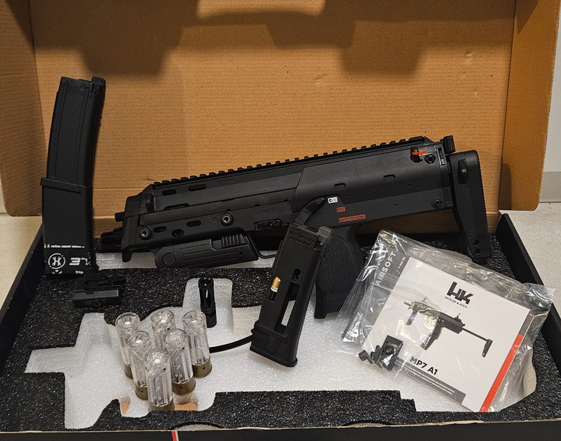 Afbeelding 1 van VFC MP7 met 1 werkende magazijn + Airtac HPA set met 6 shotgun shells