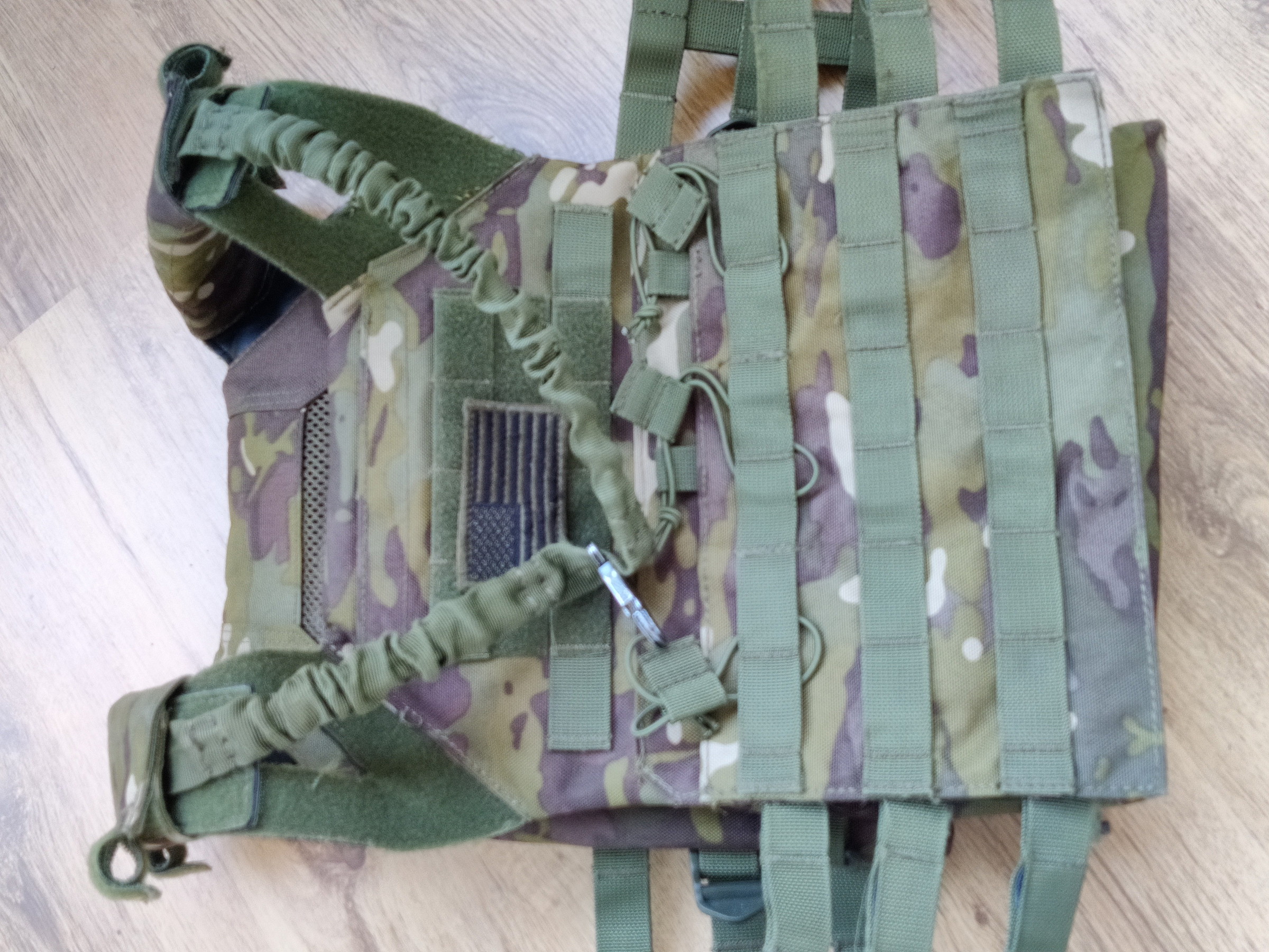 Plate carrier met verschillende pouches - Airsoft Bazaar