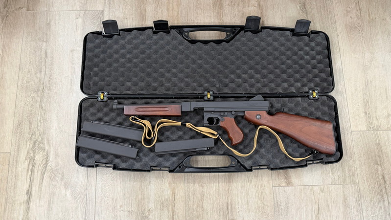 Afbeelding 1 van Cybergun Thompson M1A1 GBBR met Ra-Tech Woodkit incl. gear